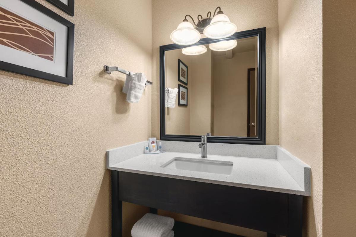 Comfort Inn & Suites Vancouver Downtown City Center Extérieur photo